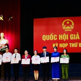 Đ/c Phạm Thanh Huệ, Ban chấp hành Đoàn Phân viện trao giấy khen cho các Ban chấp hành Liên chi đoàn Khoa Hành chính và Pháp luật