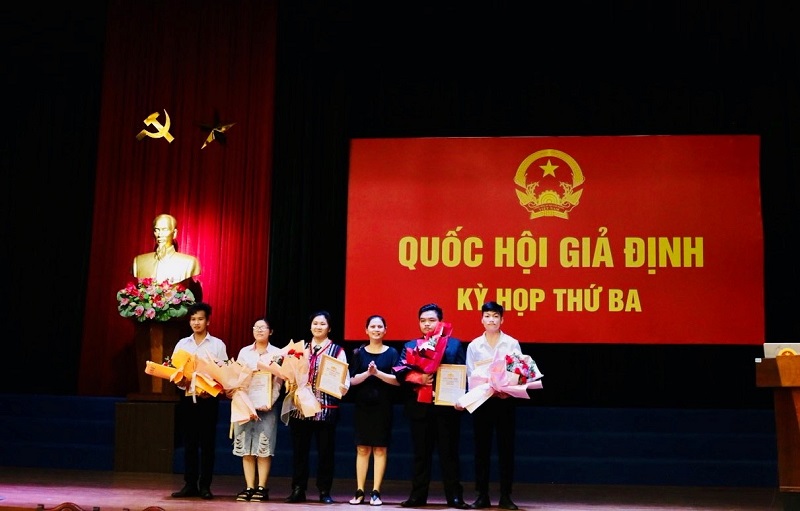 ThS. Nguyễn Thị Ánh Ly, Phó Trưởng phòng, phòng Quản lý đào tạo, công tác sinh viên trao giấy khen và hoa cho các Đại biểu Quốc hội giả định 