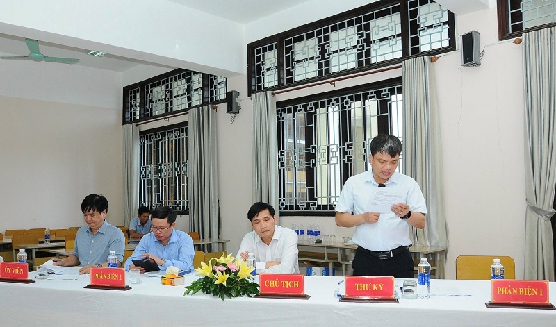 TS. Vũ Hoàng Mạnh Trung, Phân viện Học viện Hành chính Quốc gia khu vực Miền Trung nhận xét luận văn của học viên