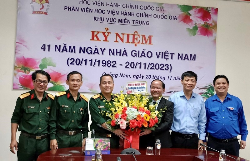 Đảng ủy Ban Chỉ huy Quân sự thị xã Điện Bàn đến thăm và chúc mừng ngày Nhà giáo Việt Nam 20/11
