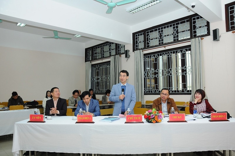 PGS.TS. Lương Thanh Cường, Phó Giám đốc Học viện Hành chính Quốc gia nhận xét luận văn của học viên