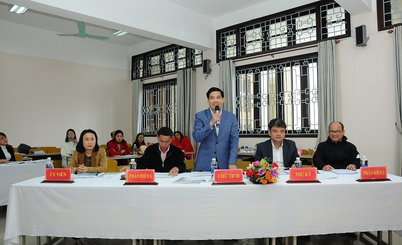 PGS.TS. Nguyễn Hoàng Hiển, Giám đốc Phân viện Học viện Hành chính Quốc gia khu vực Miền Trung nhận xét luận văn của học viên