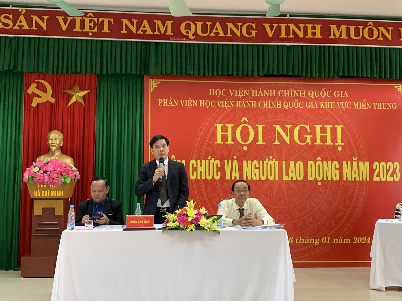 PGS.TS. Nguyễn Hoàng Hiển, Giám đốc Phân viện Học viện Hành chính Quốc gia khu vực Miền Trung điều hành Hội nghị