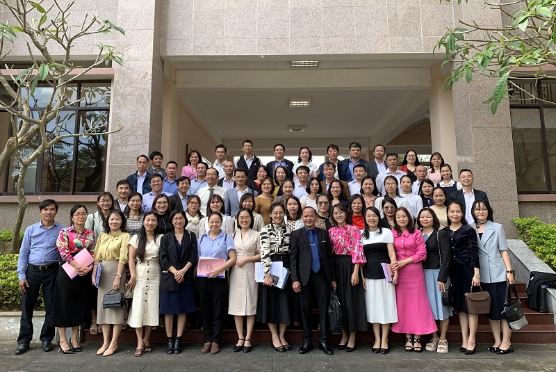 Lãnh đạo, viên chức và người lao động của Phân viện Học viện hành chính Quốc gia  khu vực Miền Trung chụp ảnh lưu niệm