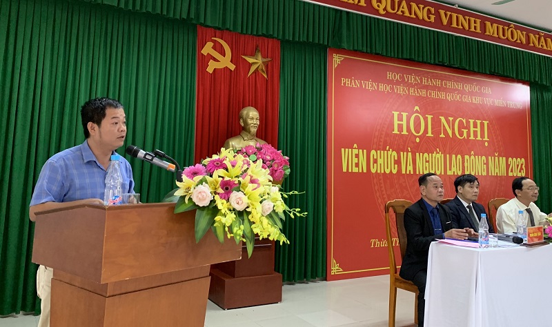 ThS. Nguyễn Đình Quý, Phòng Tổ chức – Hành chính trình bày báo cáo hoạt động Ban Thanh tra nhân dân năm 2023 của Phân viện tại Hội nghị