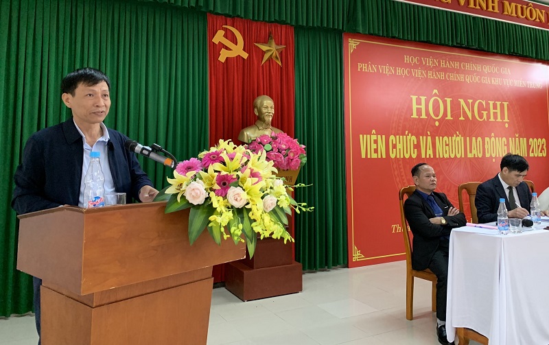 TS. Nguyễn Văn Sơn, Phó Trưởng phòng, Phụ trách phòng Quản lý khoa học, Khảo thí và Thư viện phát biểu ý kiến tại Hội nghị