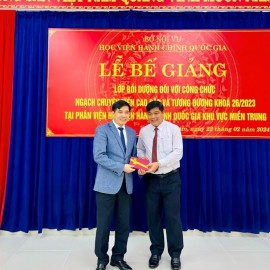 Đồng chí Nguyễn Mạnh Hà, Trưởng Ban Nội chính Tỉnh ủy Quảng Nam, đại diện các học viên tặng quà lưu niệm
