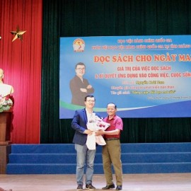 TS. Trần Đình Chín, Phó Giám đốc Phân hiệu Học viện Hành chính Quốc gia tại tỉnh Quảng Nam tặng hoa chúc mừng diễn giả Nguyễn Hoài Nam