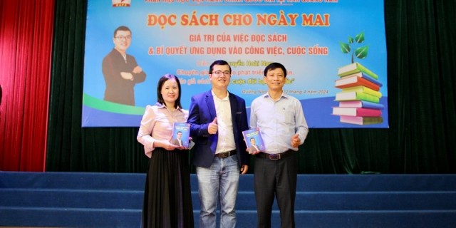 Diễn giả Nguyễn Hoài Nam tặng sách “ Sống cuộc đời bạn mơ ước” cho Thư viện, Phân hiệu Học viện Hành chính Quốc gia tại tỉnh Quảng Nam