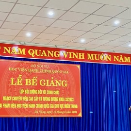 Đồng chí Nguyễn Quang Vinh, Chủ tịch UBND quận Cẩm Lệ, thành phố Đà Nẵng, đại diện các học viên phát biểu tri ân tại Lễ Bế giảng