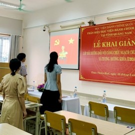 Đại biểu tại điểm cầu Phân hiệu Học viện Hành chính Quốc gia tại tỉnh Quảng Nam 
thực hiện nghi thức chào cờ