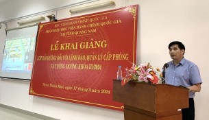 PGS.TS. Nguyễn Hoàng Hiển, Giám đốc Phân hiệu Học viện Hành chính Quốc gia tại tỉnh Quảng Nam phát biểu Khai giảng lớp học