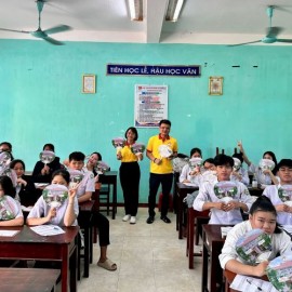Các Thầy, Cô của Phân hiệu Học viện Hành chính Quốc gia tại tỉnh Quảng Nam trụ sở TP. Huế đến từng lớp học tư vấn và cung cấp thông tin cụ thể cho các em học sinh