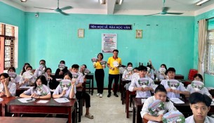 Các Thầy, Cô của Phân hiệu Học viện Hành chính Quốc gia tại tỉnh Quảng Nam trụ sở TP. Huế đến từng lớp học tư vấn và cung cấp thông tin cụ thể cho các em học sinh