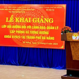 TS. Trần Đình Chín, Phó Giám đốc Phân hiệu Học viện Hành chính Quốc gia tại tỉnh Quảng Nam phát biểu tại Lễ Khai giảng.