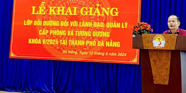 TS. Trần Đình Chín, Phó Giám đốc Phân hiệu Học viện Hành chính Quốc gia tại tỉnh Quảng Nam phát biểu tại Lễ Khai giảng.