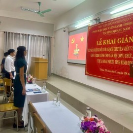 Đại biểu tại điểm cầu Phân hiệu Học viện Hành chính Quốc gia tại tỉnh Quảng Nam thực hiện nghi thức chào cờ.