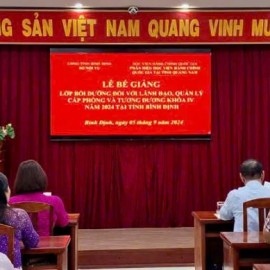 ThS. Mai Thị Phương Dung, Trưởng phòng, Phòng Quản lý Bồi dưỡng, Phân hiệu Học viện Hành chính Quốc gia tại tỉnh Quảng Nam phát biểu tại lễ Bế giảng.