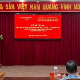 ThS. Mai Thị Phương Dung, Trưởng phòng, Phòng Quản lý Bồi dưỡng, Phân hiệu Học viện Hành chính Quốc gia tại tỉnh Quảng Nam phát biểu tại lễ Bế giảng.