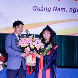 Tân cử nhân Hồ Thu Thảo - đại diện các tân cử nhân khóa 2020-2024 kính tặng lẳng hoa tươi thắm tới các thầy, cô Phân hiệu Quảng Nam.