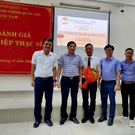 Các thành viên Hội đồng chúc mừng và chụp ảnh lưu niệm cùng học viên Nguyễn Minh Anh 
đã bảo vệ thành công đề án tốt nghiệp Thạc sĩ.