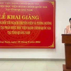 ThS. Mai Thị Phương Dung, Trưởng phòng, Phòng Quản lý Bồi dưỡng, Phân hiệu Học viện Hành chính Quốc gia tại tỉnh Quảng Nam công bố Quyết định tổ chức lớp học.