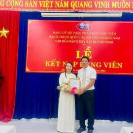 Đồng chí Nguyễn Lương Định, Phó Bí thư Chi bộ trao Quyết định kết nạp Đảng và chúc mừng đồng chí Phan Thị Thu.