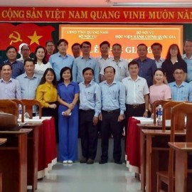 Lãnh đạo, đại biểu, cán bộ, giảng viên và các học viên chụp ảnh lưu niệm.