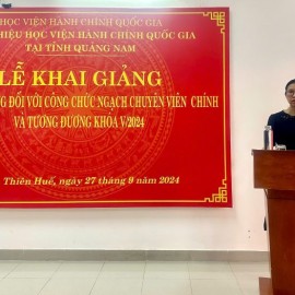 ThS. Mai Thị Phương Dung công bố Quyết định tổ chức lớp học.