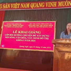 ThS. Mai Thị Phương Dung công bố Quyết định tổ chức lớp học và phát biểu tại Lễ Khai giảng.