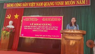 ThS. Mai Thị Phương Dung công bố Quyết định tổ chức lớp học và phát biểu tại Lễ Khai giảng.