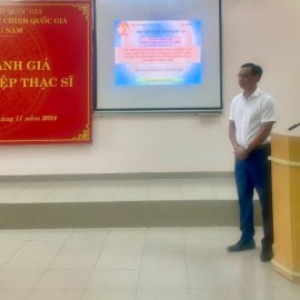 ThS. Phan Huyền Trang, Chuyên viên Phòng QLĐT và CTSV công bố Quyết định thành lập Hội đồng đánh giá đề án tốt nghiệp Thạc sĩ của học viên Nguyễn Hồng Hậu.