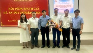 Các thành viên Hội đồng chúc mừng và chụp ảnh lưu niệm cùng học viên Nguyễn Hồng Hậu đã bảo vệ thành công đề án tốt nghiệp Thạc sĩ.