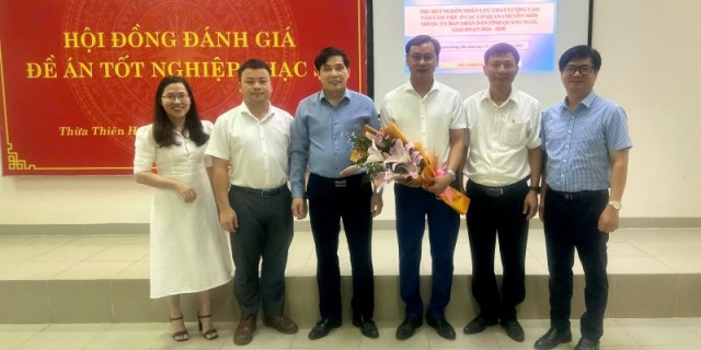 Các thành viên Hội đồng chúc mừng và chụp ảnh lưu niệm cùng học viên Nguyễn Hồng Hậu đã bảo vệ thành công đề án tốt nghiệp Thạc sĩ.