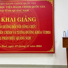 ThS. Hoàng Lê Hoài Bắc, Chuyên viên Phòng Quản lý Bồi dưỡng, Phân hiệu Quảng Nam công bố Quyết định tổ chức lớp học.