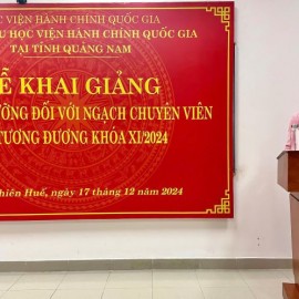 ThS. Mai Thị Phương Dung, Trưởng phòng, Phòng Quản lý Bồi dưỡng, Phân hiệu Quảng Nam công bố Quyết định tổ chức lớp học.