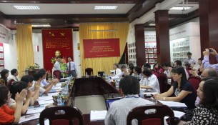PGS. TS Nguyễn Đăng Thành - Giám đốc Học viện tặng hoa chúc mừng Khoa Quản lý Tài chính công nhân dịp kỷ niệm 10 năm ngày thành lập Khoa và Hội thảo