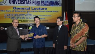PGS.TS Ngô Thành Can nhận kỷ niệm chương của Hội thảo