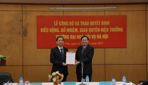 Bộ trưởng Lê Vĩnh Tân trao quyết định điều động, bổ nhiệm cho PGS.TS. Nguyễn Bá Chiến
