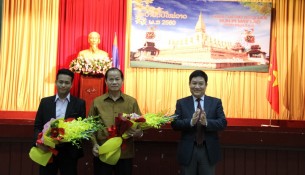 TS. Lê Như Thanh tặng hoa chúc mừng Tết Bunpimay cho đại diện Đại sứ quán Lào và đại diện lưu học sinh Lào tại Học viện