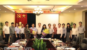 Ban Chấp hành Đảng bộ và Ban Giám đốc Học viện tặng hoa, chụp ảnh lưu niệm cùng Đồng chí Lê Như Thanh và Đồng chí Lê Thị Vân Hạnh