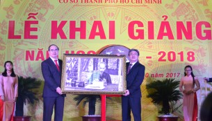 GS.TS. Nguyễn Thiện Nhân trao tặng ảnh chân dung Chủ tịch Hồ Chí Minh cho TS. Đặng Xuân Hoan