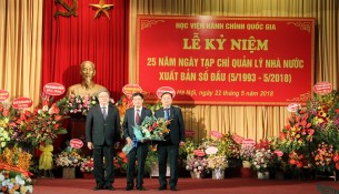 TS. Đặng Xuân Hoan – Giám đốc Học viện tặng hoa chúc mừng Tạp chí QLNN
