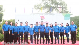Đoàn viên, sinh viên Học viện và các đơn vị bạn chụp ảnh lưu niệm cùng Đồng chí Bùi Quang Huy tại Lễ ra quân