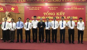 Phó Giám đốc Vũ Thanh Xuân trao chứng chỉ cho các học viên