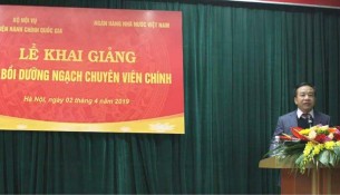 TS. Nguyễn Đăng Quế, Phó Giám đốc Học viện Hành chính Quốc gia phát biểu khai giảng lớp bồi dưỡng