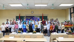 Các đại biểu và học viên tham dự buổi lễ chúc mừng năm mới Tết Bun-pi-may chụp ảnh lưu niệm