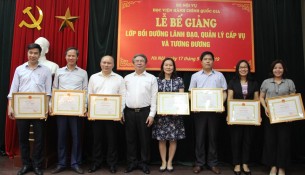 TS. Đặng Xuân Hoan - Giám đốc Học viện Hành chính Quốc gia trao Giấy khen cho các học viên đạt thành tích cao trong học tập