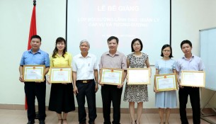 NGUT.TS Vũ Thanh Xuân - Phó Giá đốc Học viện trao giấy khen cho các học viên đạt thành tích xuất sắc