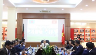 ThS. Phạm Thị Quỳnh Hoa – Trưởng Ban Hợp tác Quốc tế giới thiệu các địa biểu tham dự Lễ bế giảng
